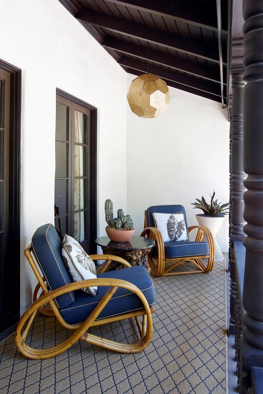 balcon avec lampes en or et chaises bleues