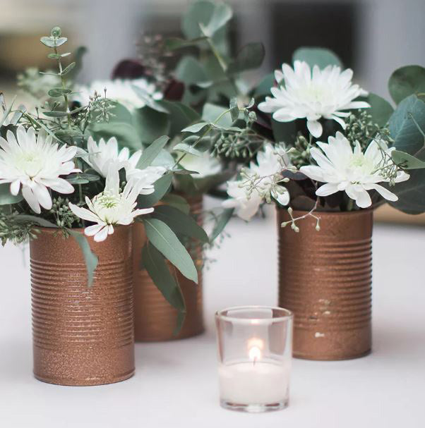 Compositions florales luxuriantes avec quelques fleurs fraîches et beaucoup de verdure