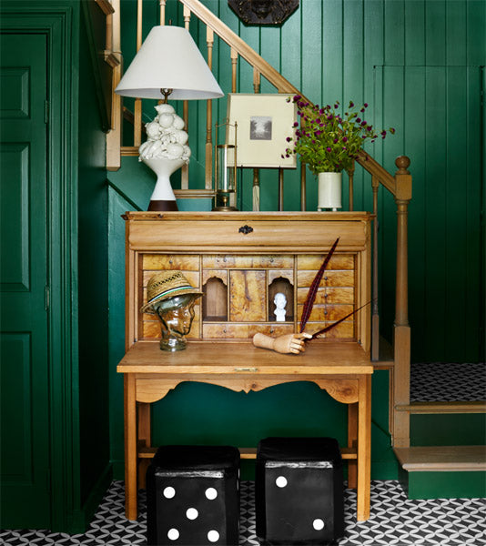 Déco de l'entrée avec un bois peint en vert et un beau meuble