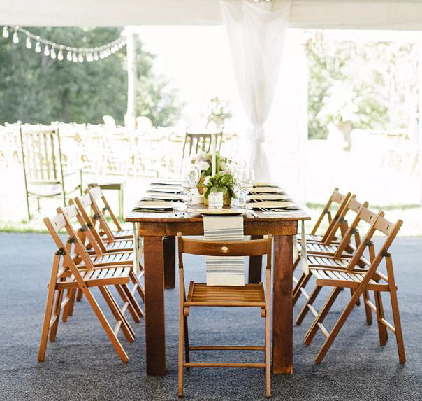 Chaises pliantes en bois et décors de table