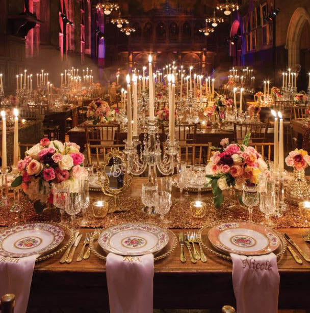 Réception de mariage luxe avec serviettes et rubans roses