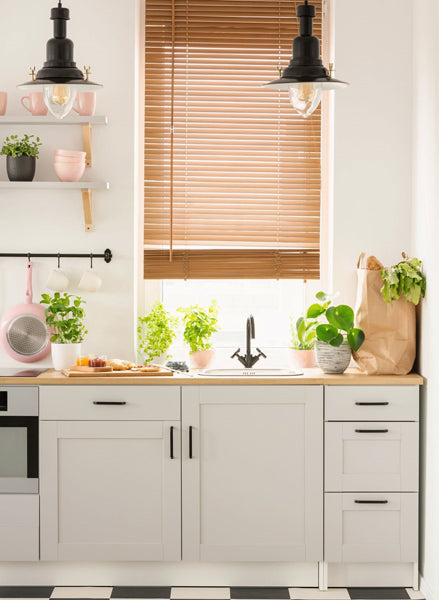 Accessoires de cuisine de couleur rose vif