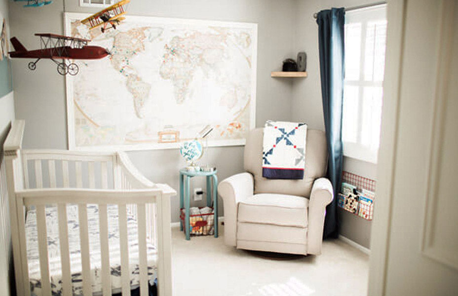 Avions et trains dans la chambre du bébé garçon