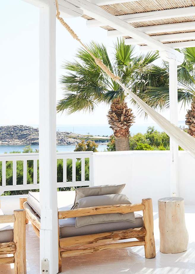 Idée déco balcon blanc avec hamac