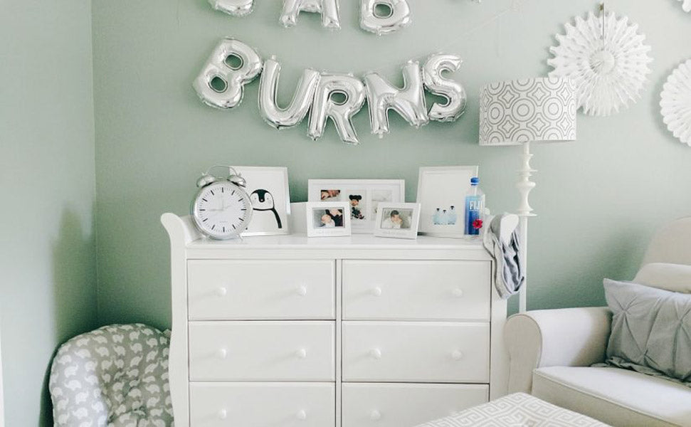 Ballons gonflables dans la chambre du bébé
