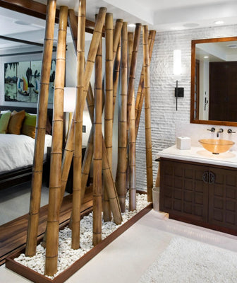 Bambou qui sépare la salle de bain et la chambre à coucher