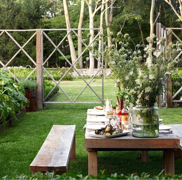 Banc rustique pour décorer le jardin en été