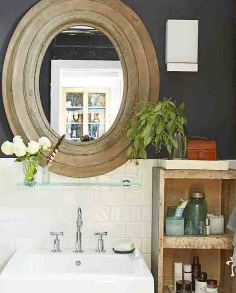 Bon aménagement de la salle de bain avec casiers en bois et rebord en verre