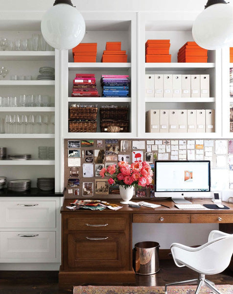 Bureau avec des étagères ouvertes
