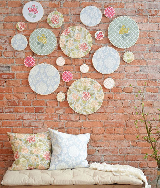 Décoration murale avec des cercles brodés