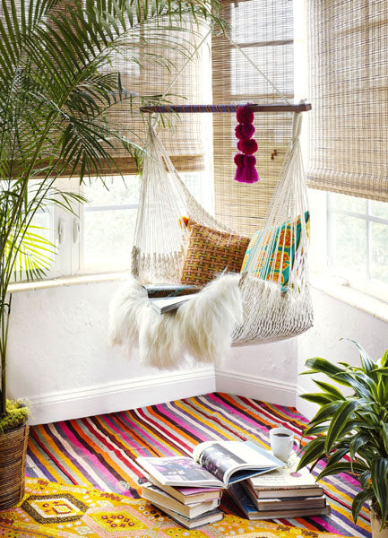 Chaise suspendue dans le salon