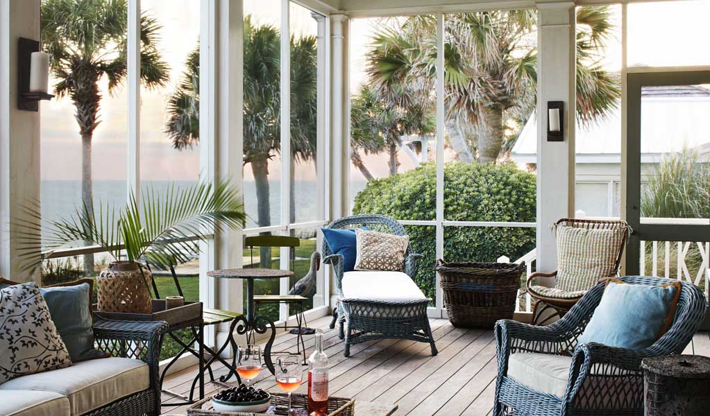 Chaises et canapés peints en bleu sur une terrasse