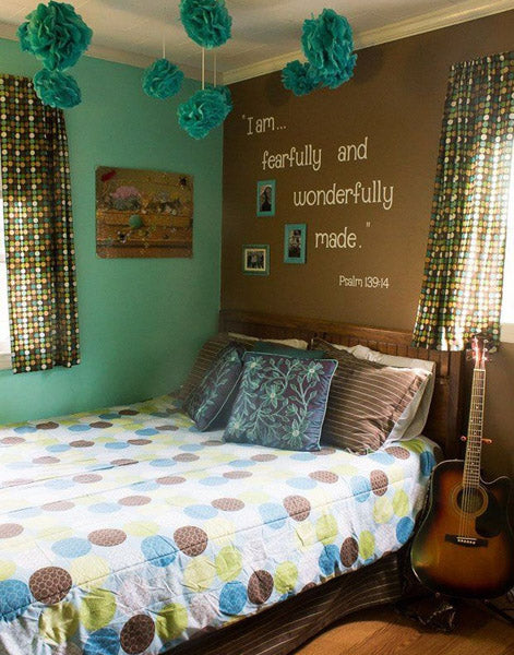 Chambre ado fille avec écritures murales