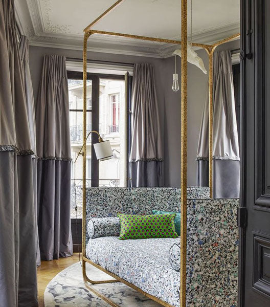 Décoration d'une chambre d'adulte avec des rideaux splendides