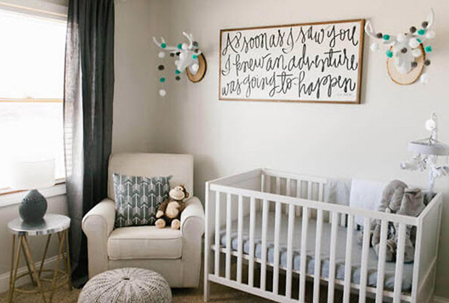 Chambre bébé en blanc et gris