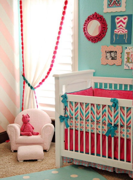 Chambre de bébé avec une décoration de couleur Turquoise