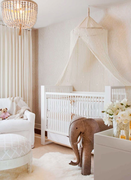 Chambre de bébé fille avec une poupée éléphant pour décorer