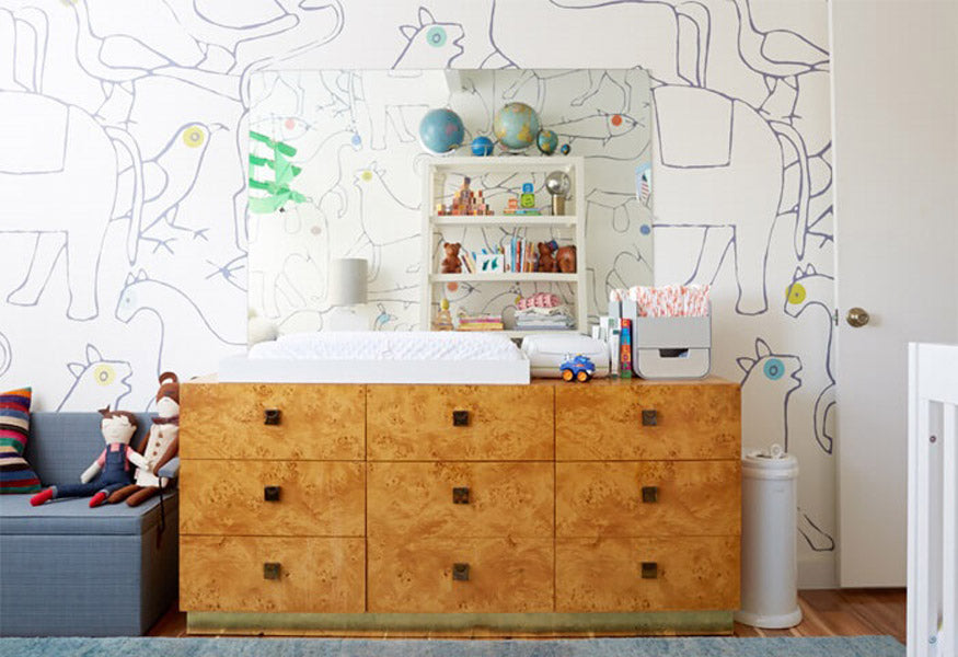Chambre de bébé garçon avec mur aux motifs d'animaux