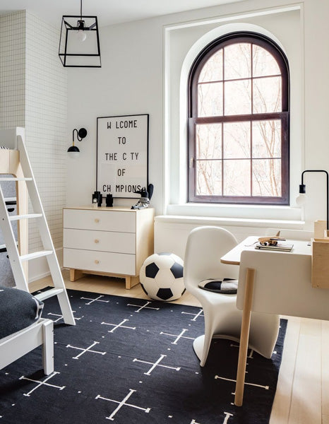Chambre en noir et blanc et en bois, avec un bureau