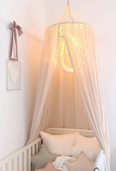 Chambre minimaliste pour bébé fille