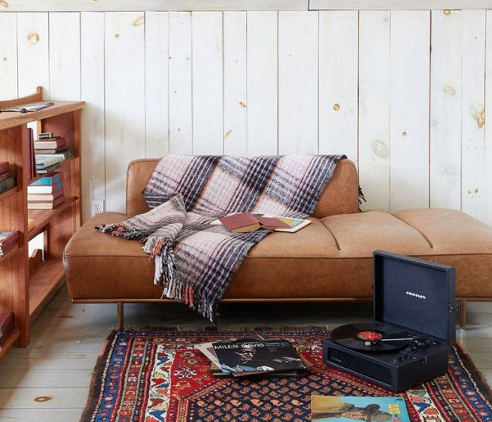 Couverture de lit sur un canapé