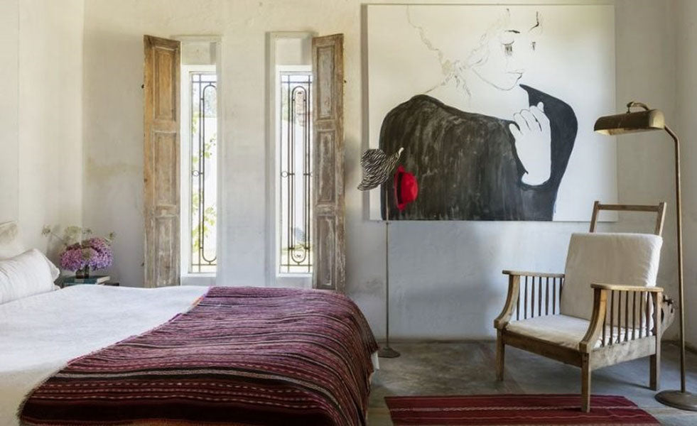 Déco d'une chambre adulte avec oeuvre d'art