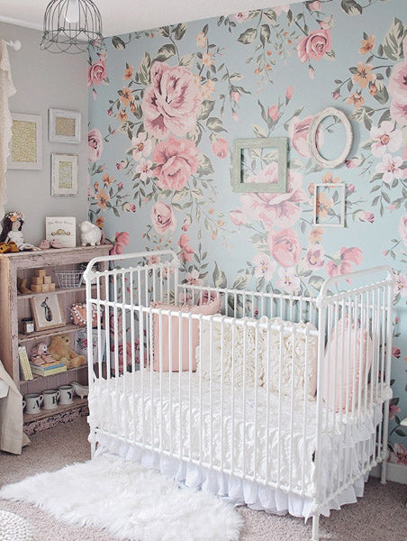 Déco d'une chambre de fille avec un papier peint à fleurs