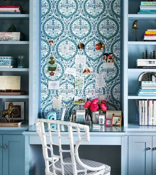 Déco du bureau en couleur bleue et des photos collées