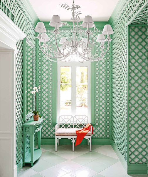 Déco style Bahamas avec des murs de treillis et un lustre en palmier