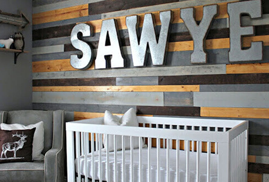 Décoration avec-affichage du nom en grand sur le mur de la chambre du bébé garçon