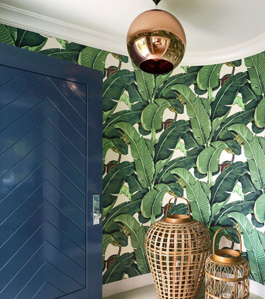 Décoration avec du papier peint au motif tropical