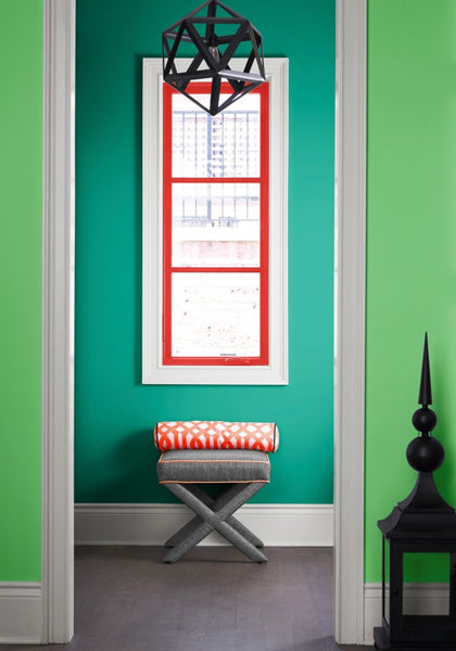 Décoration d'un couloir d'appartement avec des couleurs vives