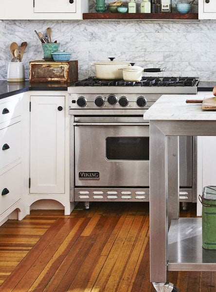 Décoration cuisine avec acier inoxydable et bois