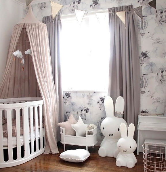 Décoration de la chambre d'un bébé fille avec des lapins