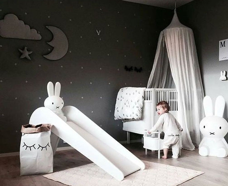 Décoration de la chambre d'un bébé fille avec une ambiance galaxie