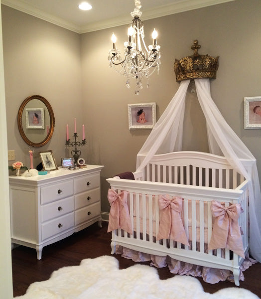 Décoration d'une chambre de bébé fille selon le thème de la reine