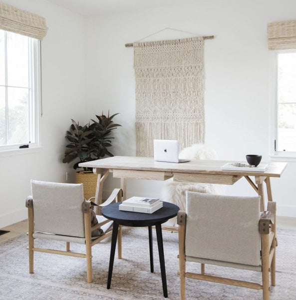 Décoration minimaliste du bureau avec une tenture accrochée au mur