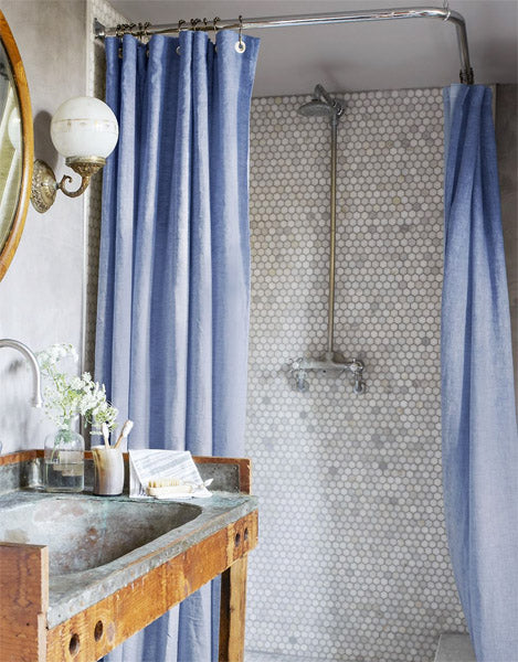 Décoration salle de bain avec des doubles rideaux