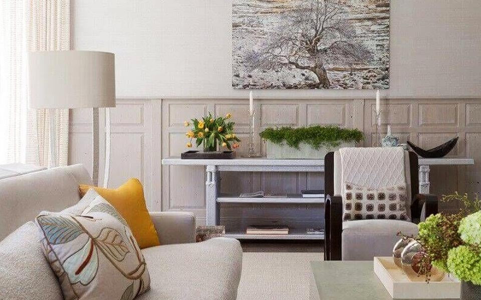 Décoration avec des fleurs, sur fond de mur blanc