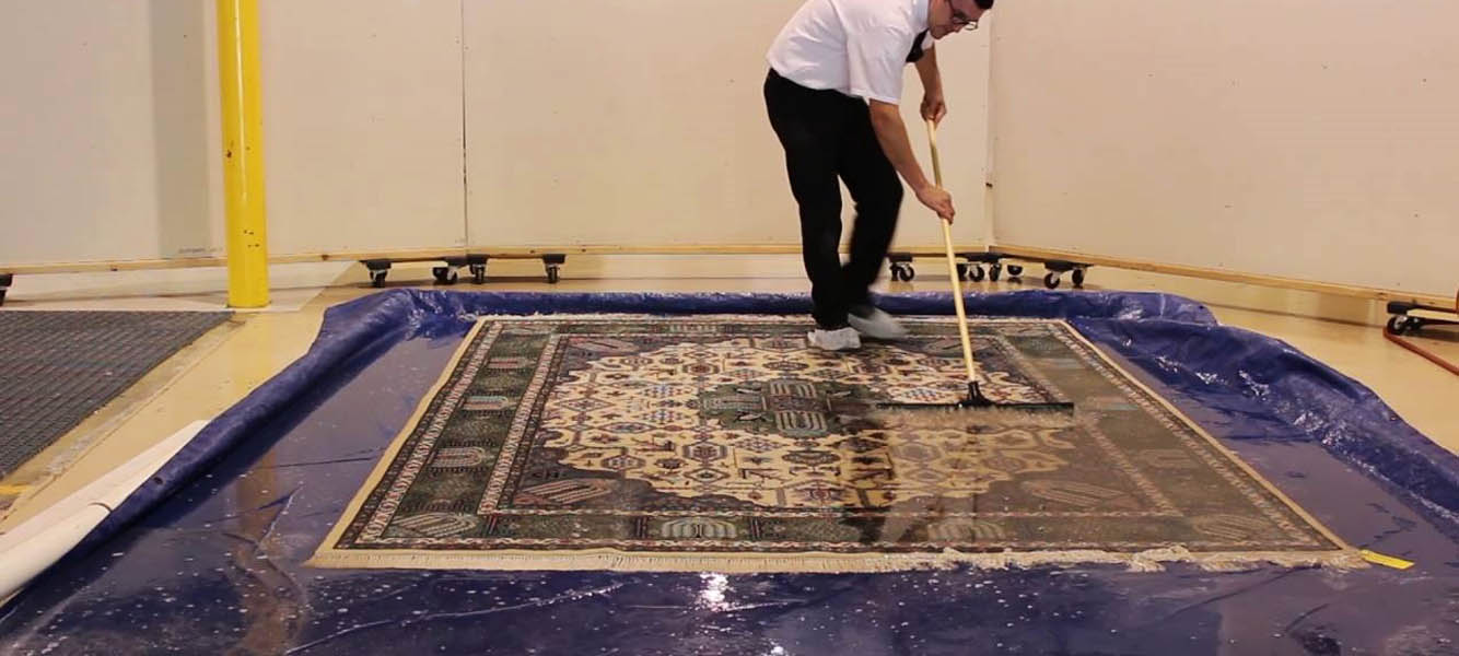 Enlever l'eau du tapis avec une raclette