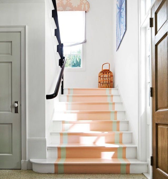 Entrée avec un escalier de couleur rose pale et vert