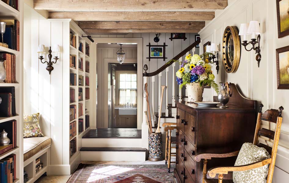 Hall d'entrée avec une déco ancienne et un plafond bas