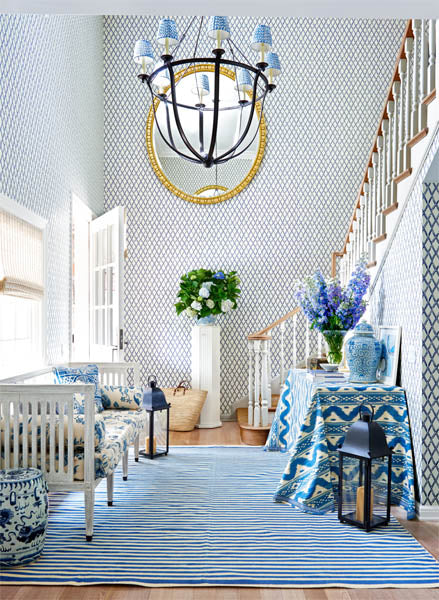 Entrée avec une décoration de couleur bleu et blanc