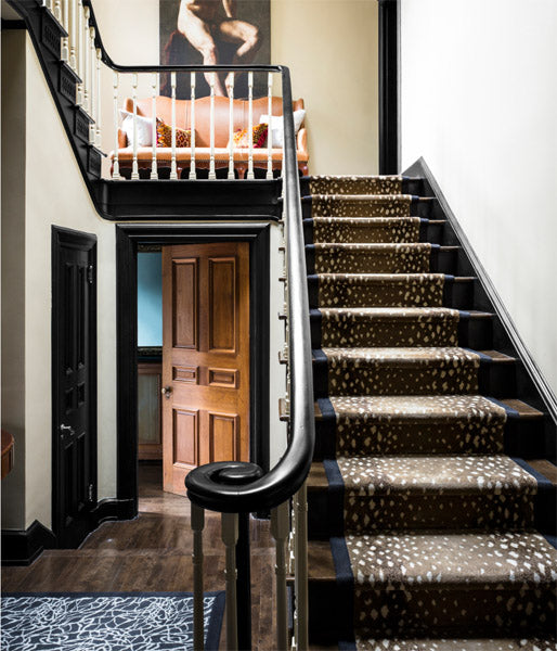 Escalier avec une déco en design d'empreinte animale