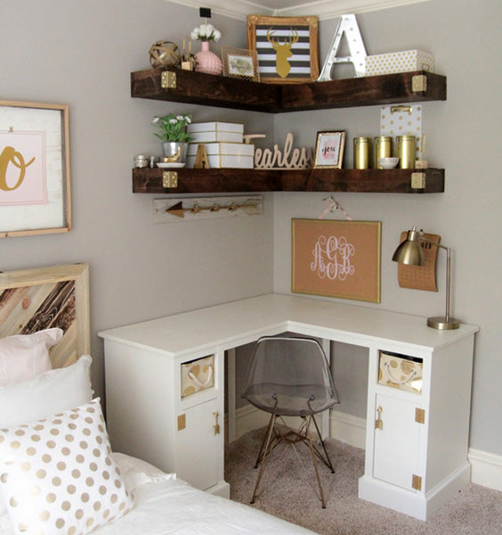 Étagère d'angle flottante pour décorer une chambre d'ado fille