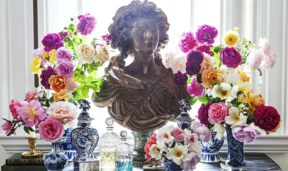 Nosegay et fleurs de vases à l'intérieur de la maison