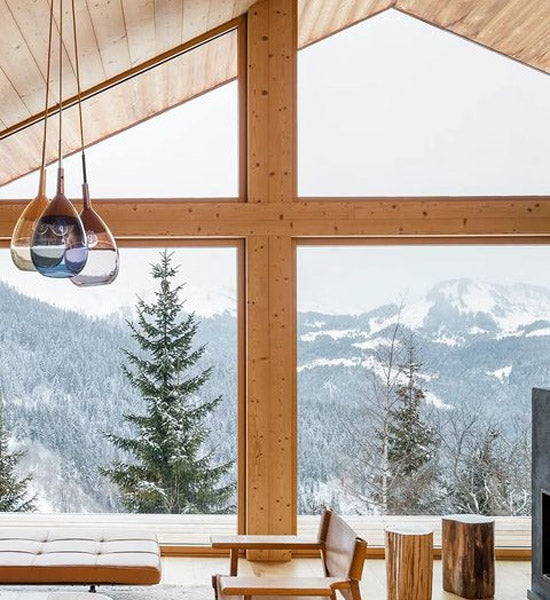 Salon avec vue sur sapin, arbre et montagne