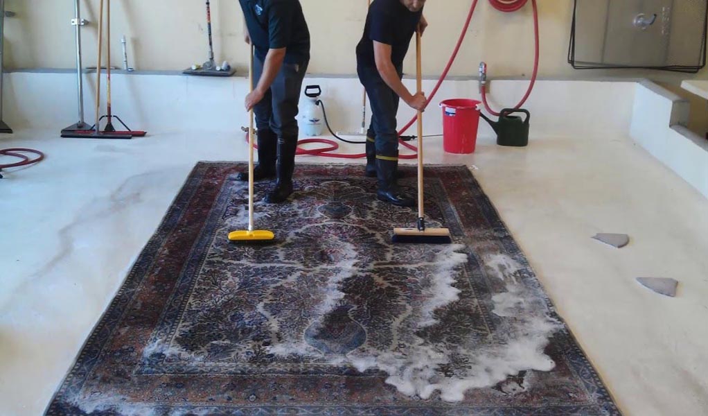Frotter le tapis avec du savon