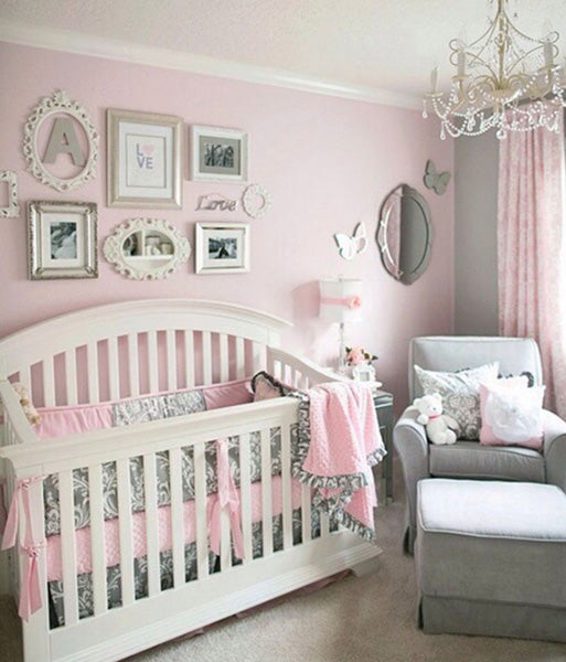 Idée de déco pour une chambre de bébé fille de couleur grise et rose