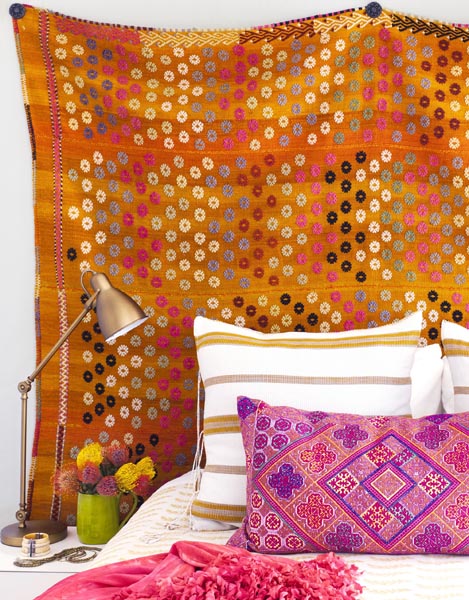 Idée déco Bohème avec tenture murale colorée
